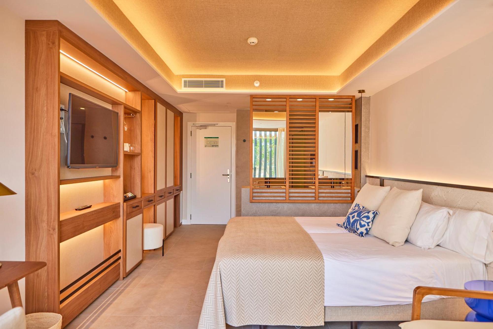 Universal Grand Leon & Spa Colonia de Sant Jordi Exterior photo